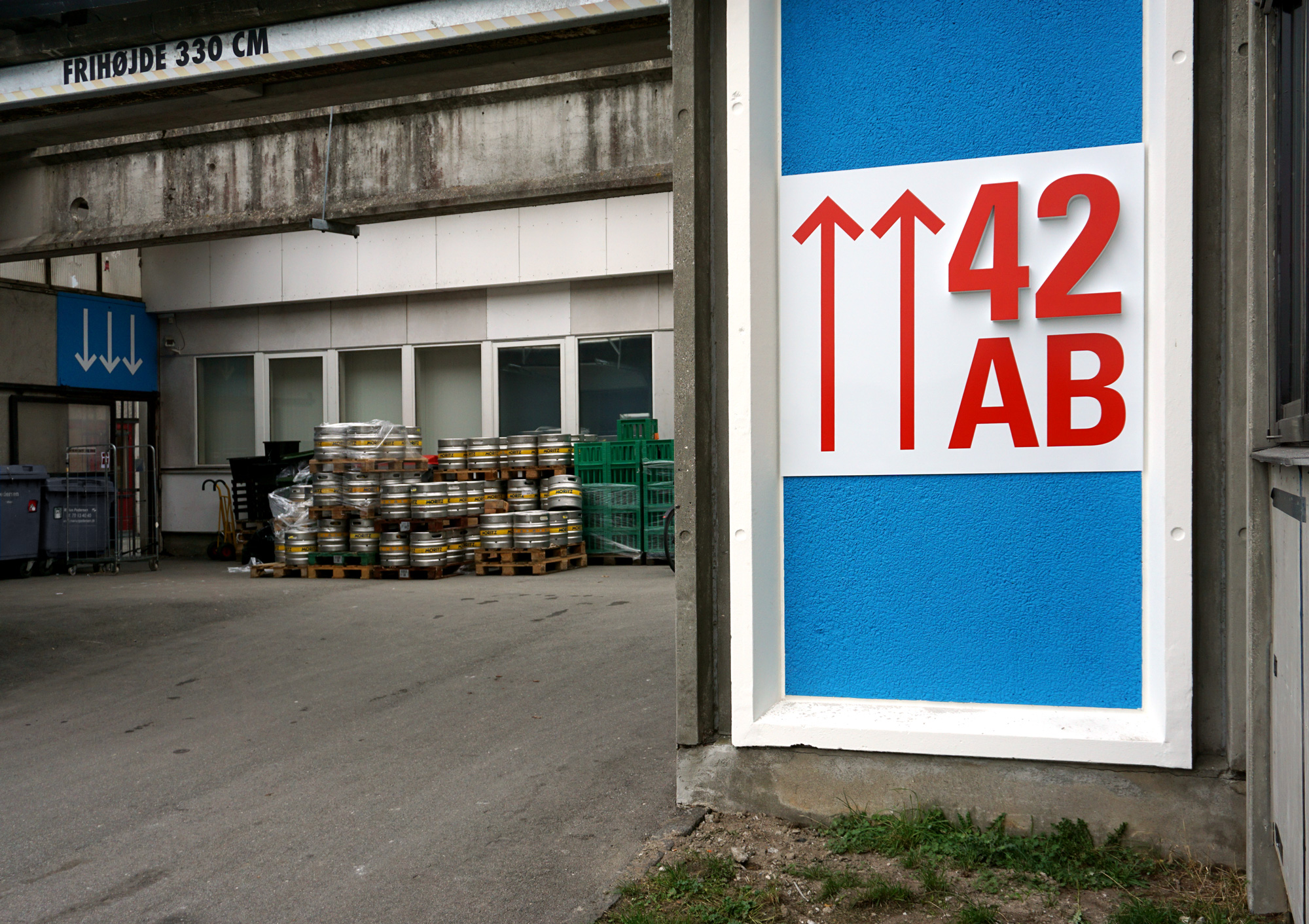 Large scale wayshowing sign on building.