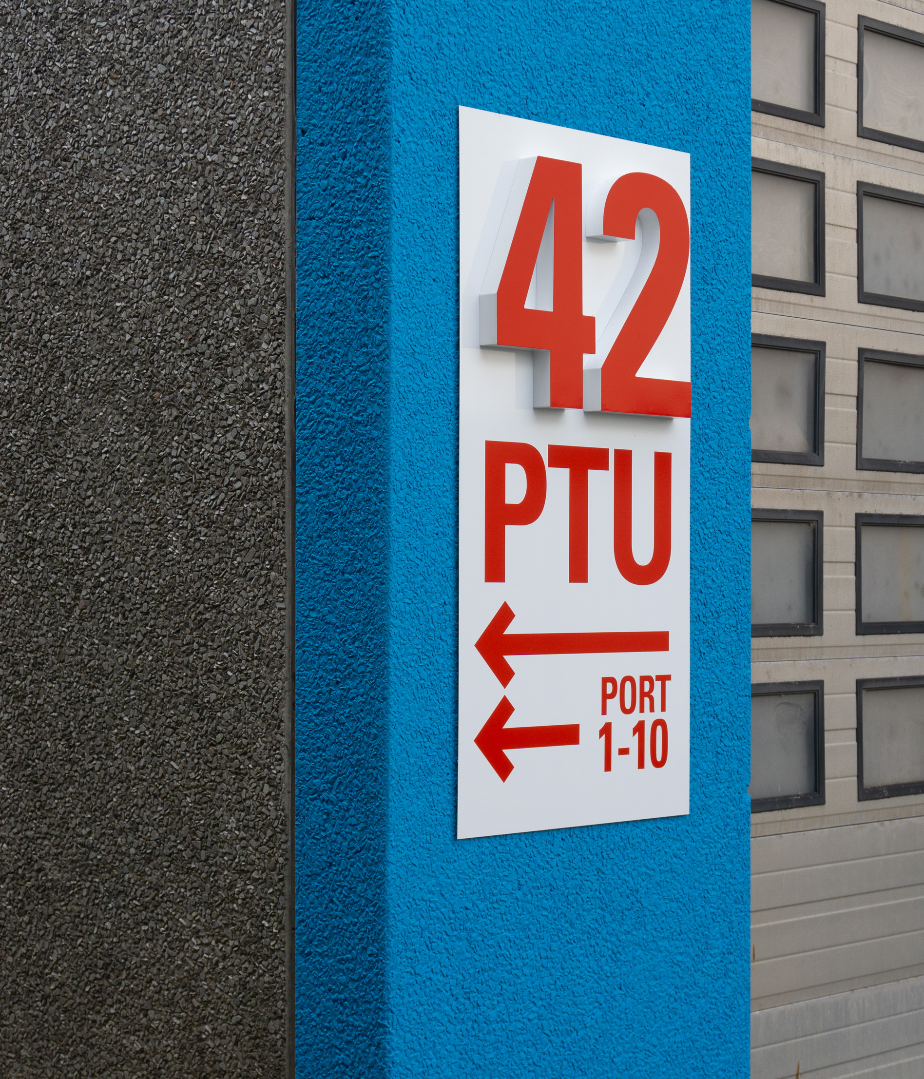 Large scale wayshowing sign on building.